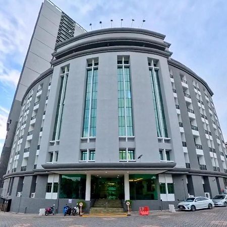 Stallions Suites Penang Jelutong Exteriör bild