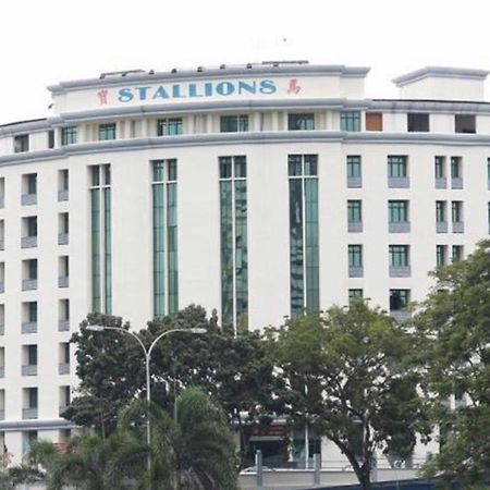 Stallions Suites Penang Jelutong Exteriör bild