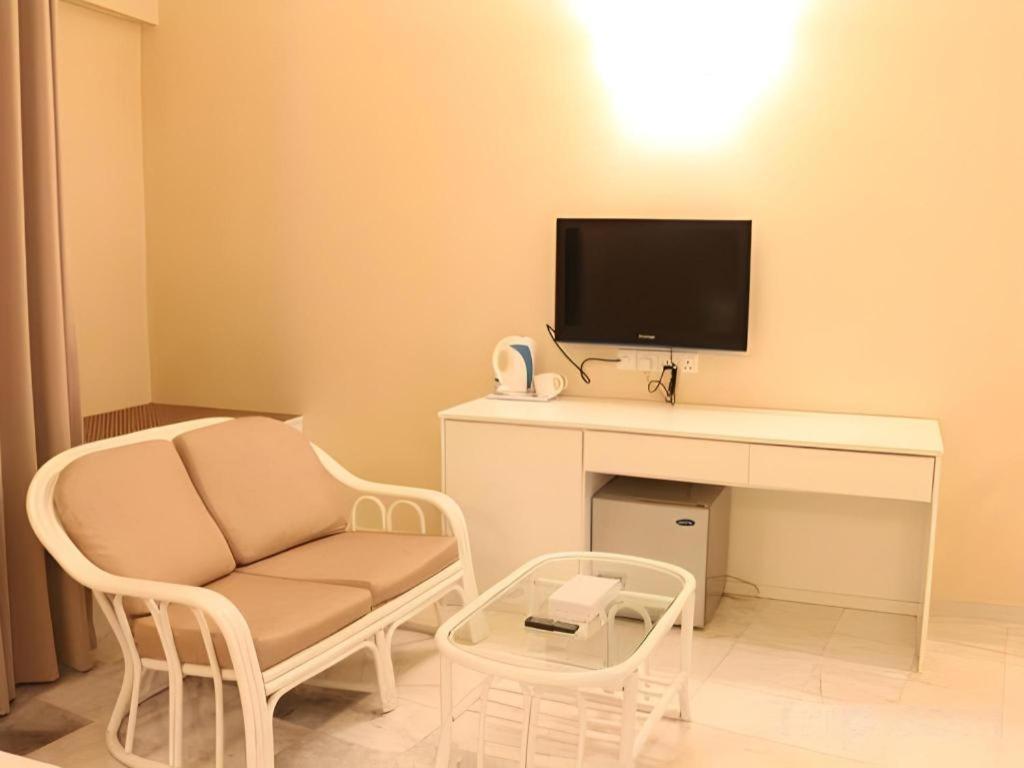 Stallions Suites Penang Jelutong Exteriör bild