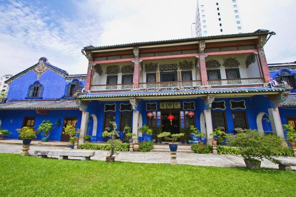 Stallions Suites Penang Jelutong Exteriör bild