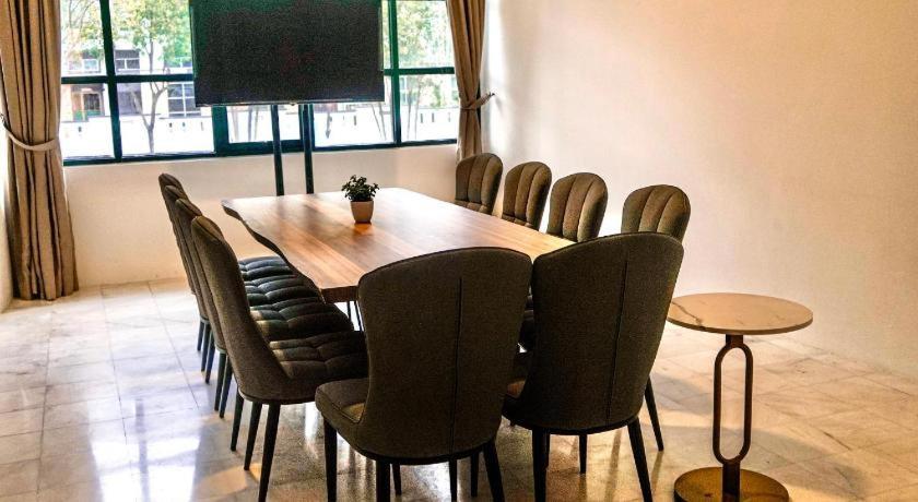 Stallions Suites Penang Jelutong Exteriör bild