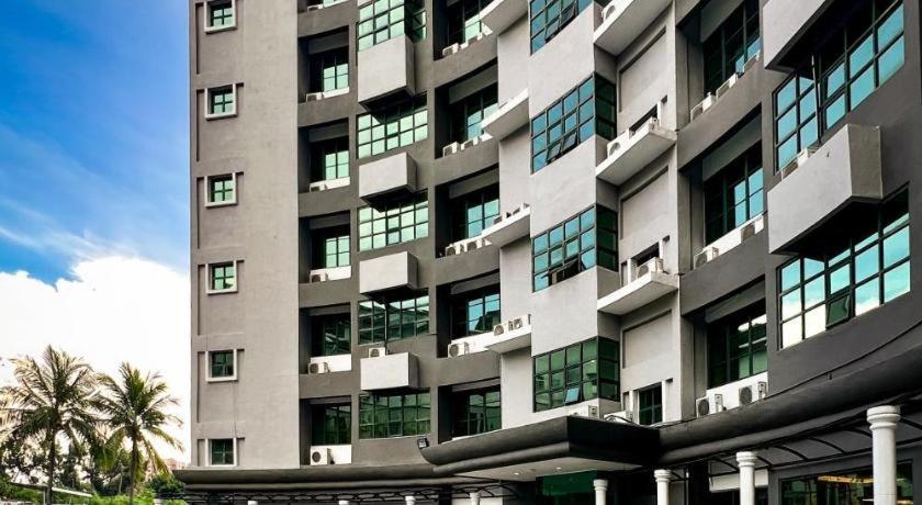 Stallions Suites Penang Jelutong Exteriör bild
