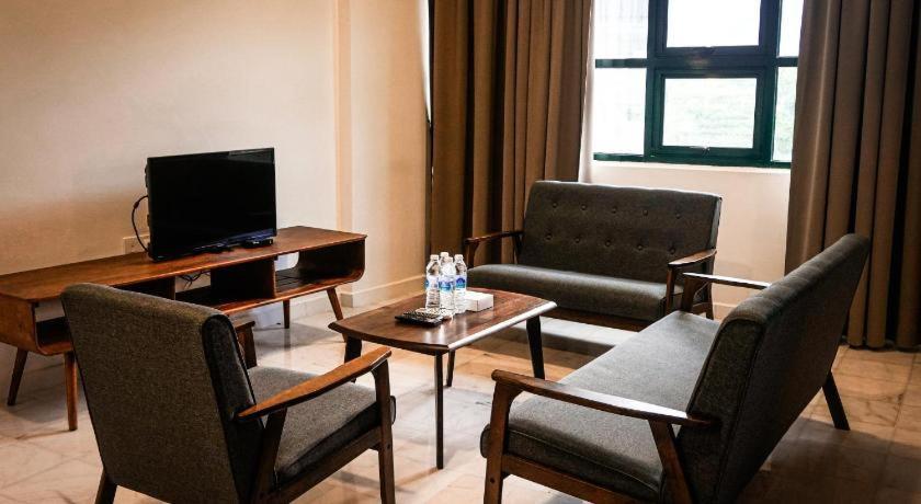 Stallions Suites Penang Jelutong Exteriör bild