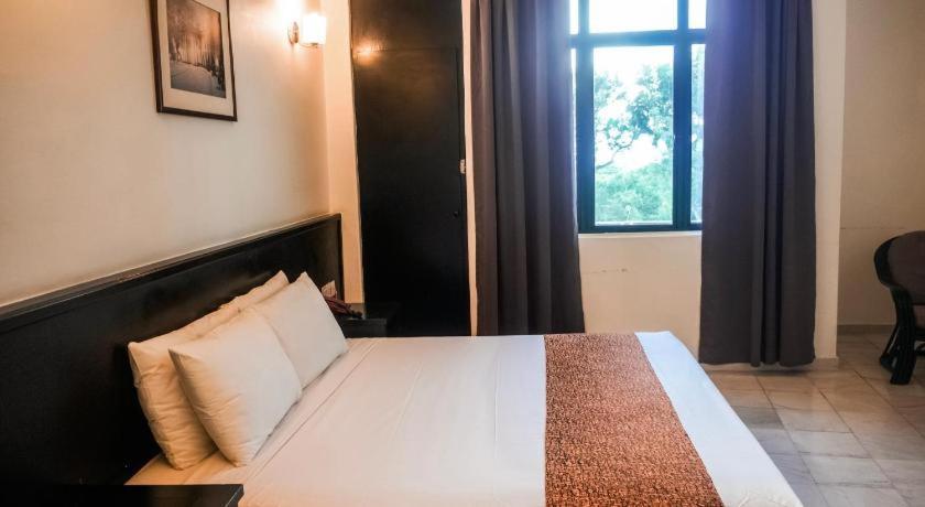 Stallions Suites Penang Jelutong Exteriör bild