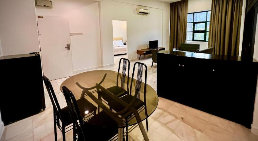 Stallions Suites Penang Jelutong Exteriör bild