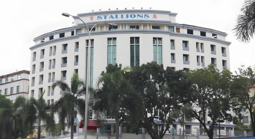 Stallions Suites Penang Jelutong Exteriör bild
