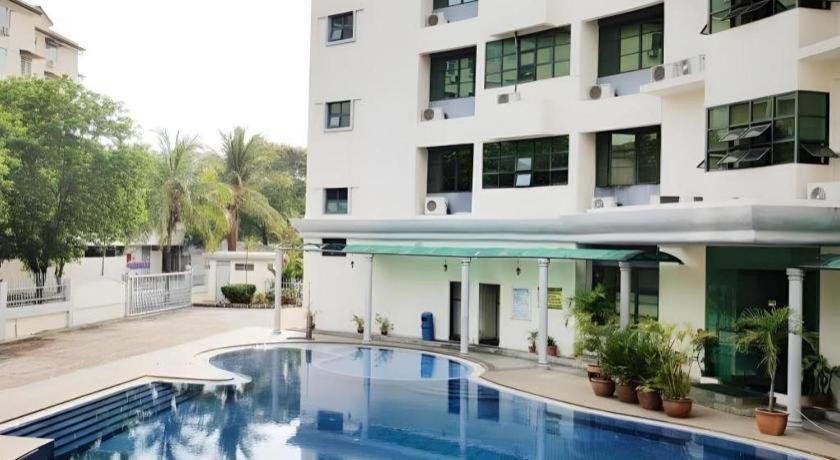 Stallions Suites Penang Jelutong Exteriör bild
