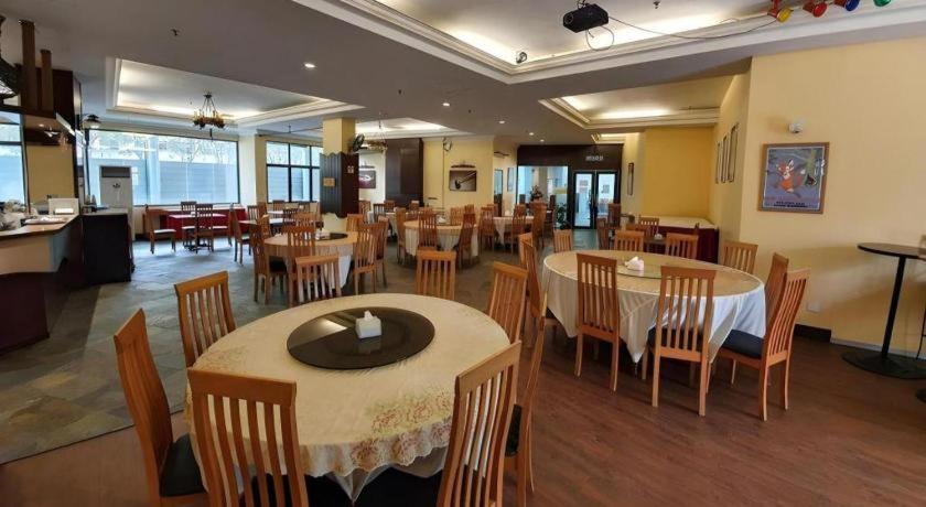 Stallions Suites Penang Jelutong Exteriör bild