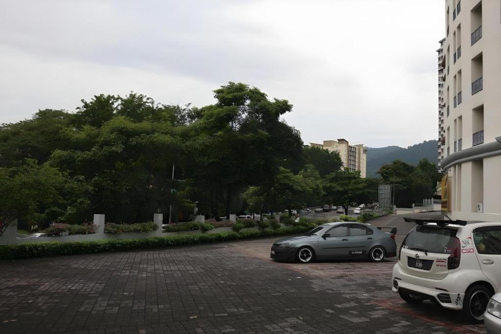 Stallions Suites Penang Jelutong Exteriör bild